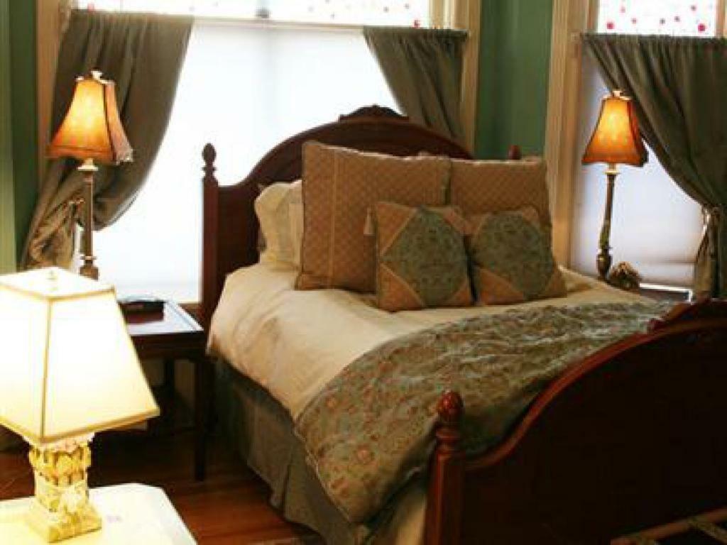 M&M Victorian Bed And Breakfast Marinette Exterior foto